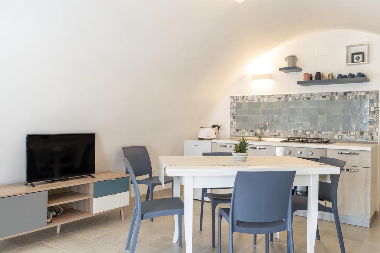Suite La Scala Del Borgo Cisternino Bagian luar foto