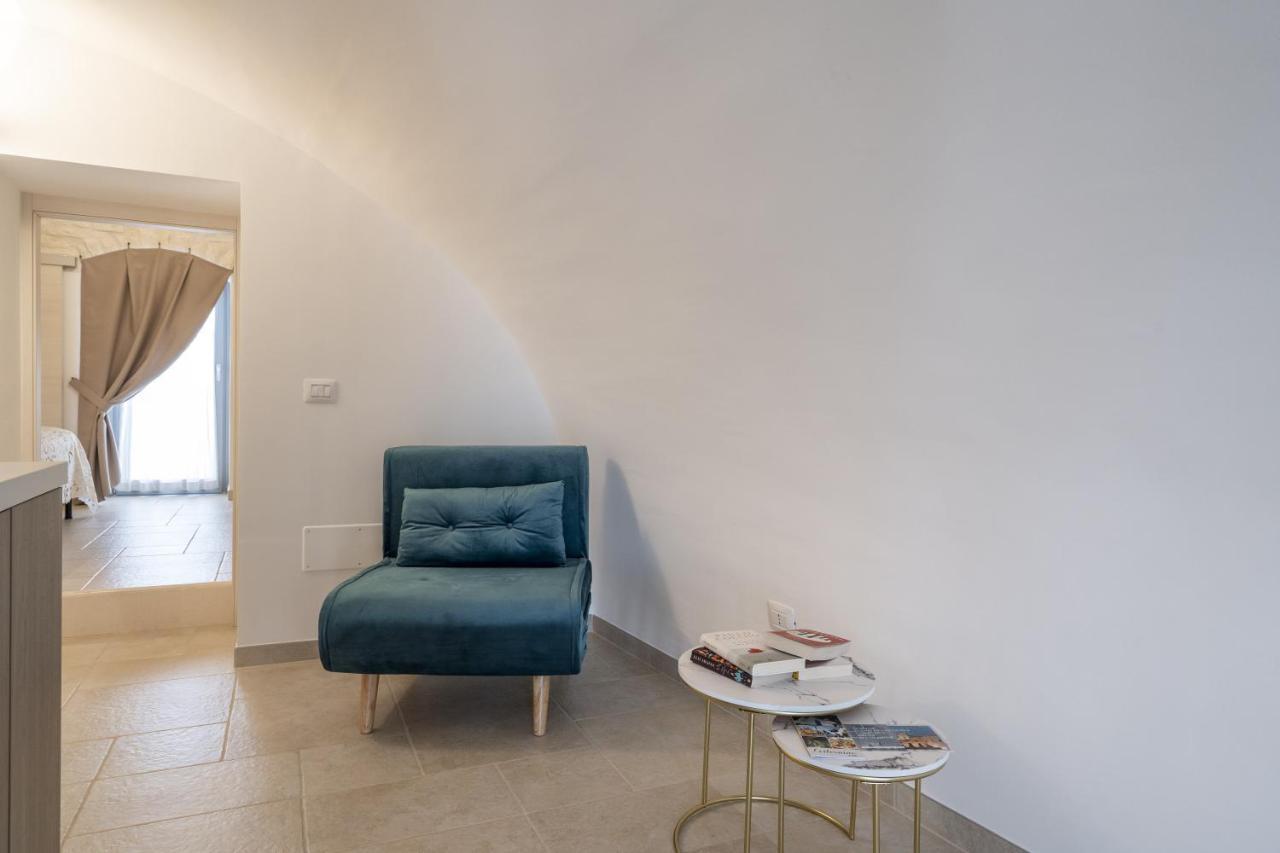 Suite La Scala Del Borgo Cisternino Bagian luar foto